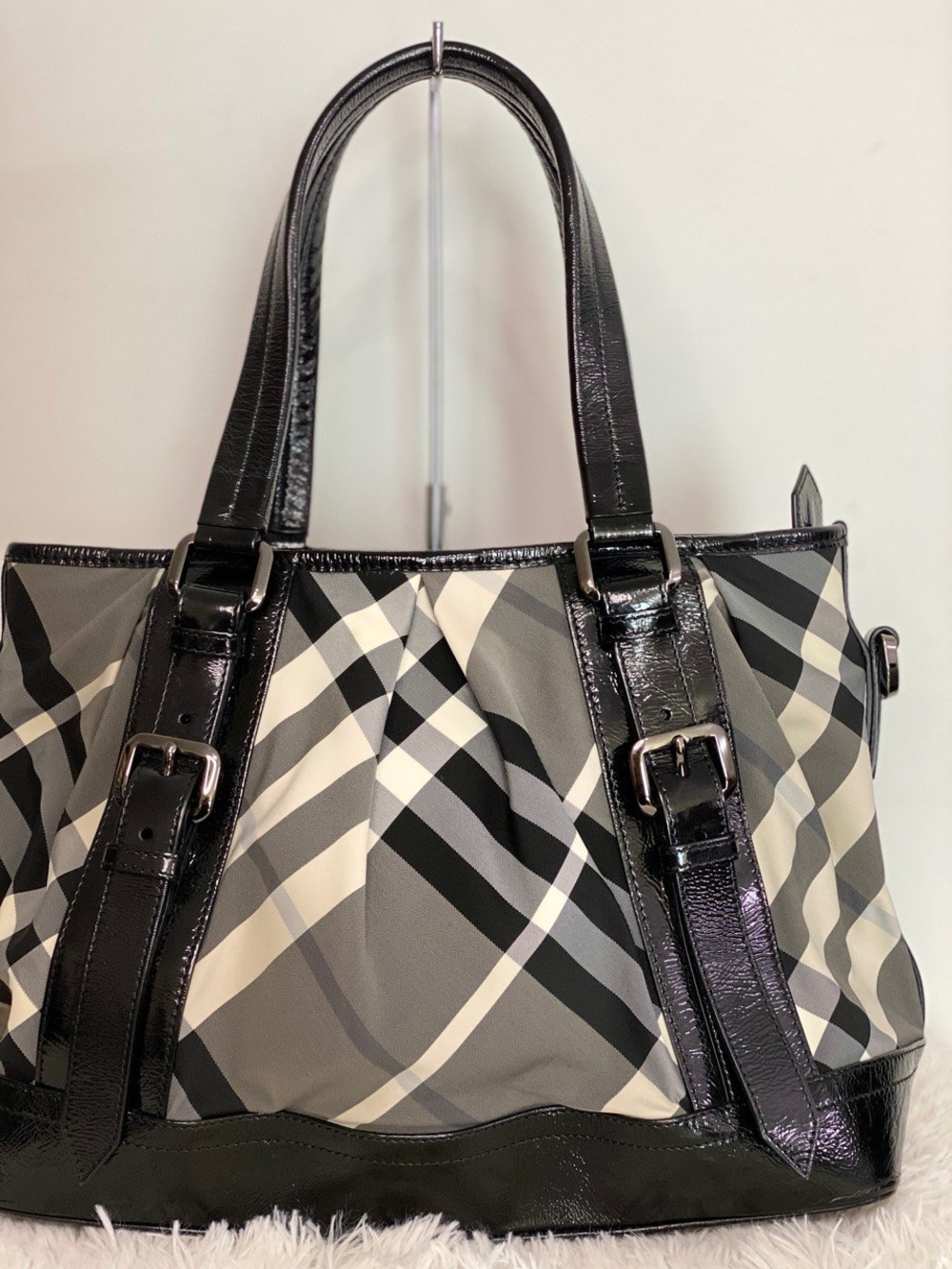 Burberry Beat Check Patent Tote • Made in Italy - Picture 2 of 15